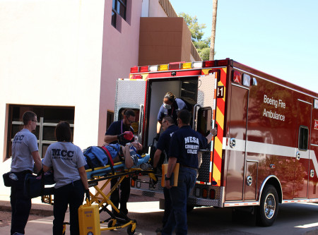 病人被抬上救护车