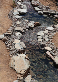 cienega是一种泉水，通常是在山脚下、峡谷或草原边缘的潮湿沼泽地区，地下水会从那里冒出来。通常，沙内加并没有排到溪流中，而是蒸发，形成一个小的盐湖。由于蒸发通常导致水是碱性的，cienega周围的植被通常包括盐生植物，包括许多不寻常的、稀有的和濒危的动植物物种。*来源:维基百科https://en.wikipedia.org/wiki/Cienega